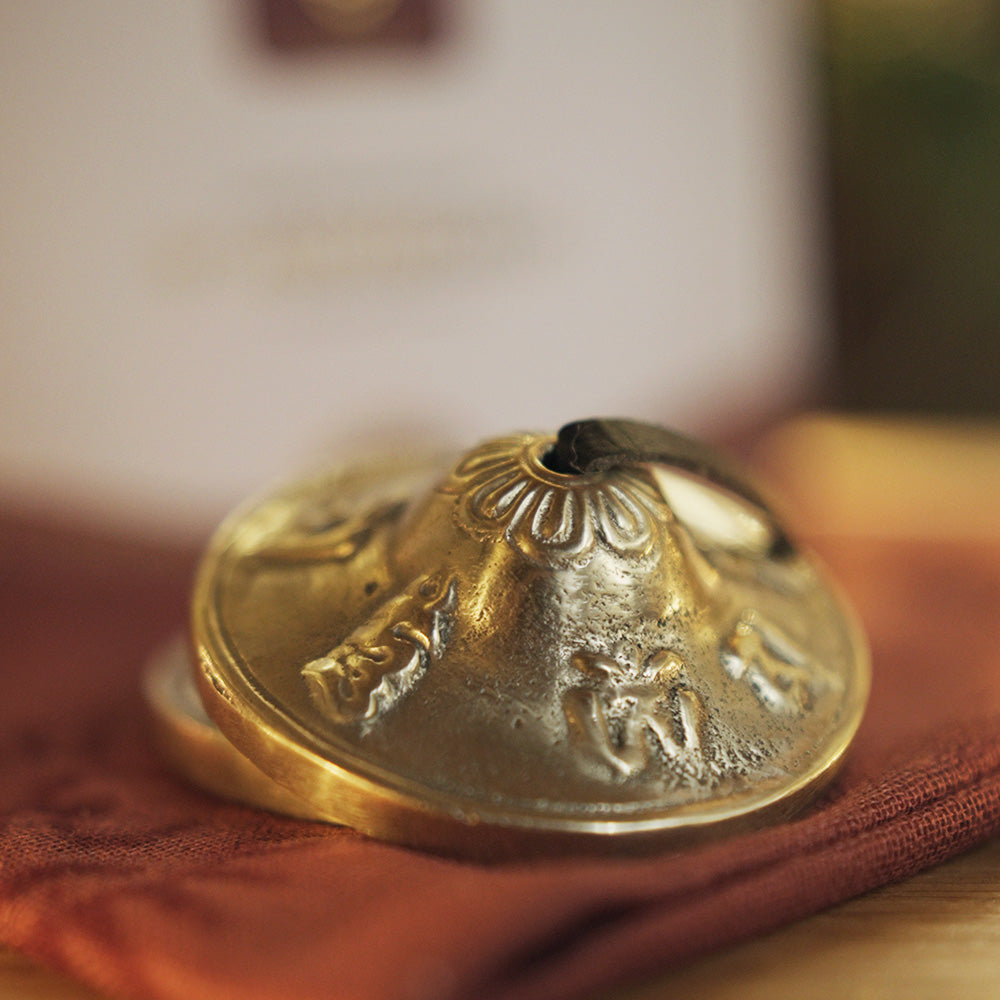 TINGSHA TIBETANA MANTRA PEQUEÑA (6,5 CM)