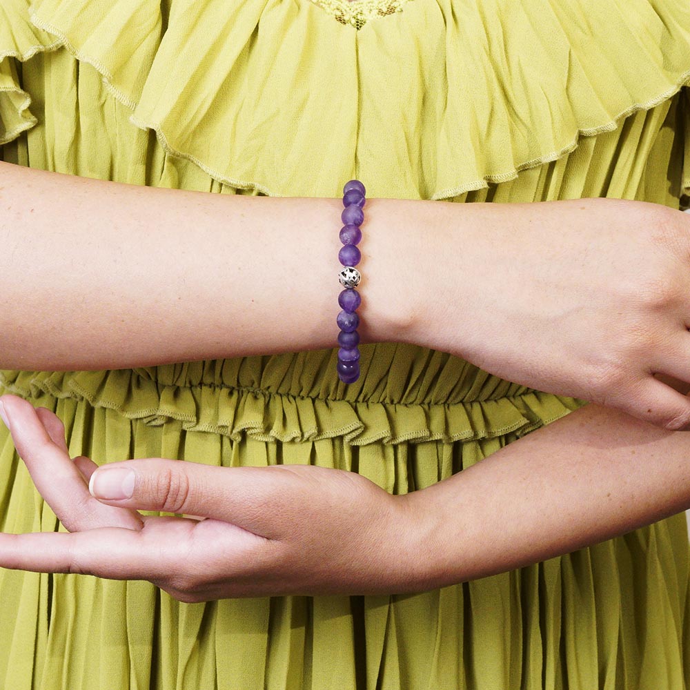 PULSERA ELÁSTICA AMATISTA MATE (8 MM) + DETALLE DE PLATA Y ZINC