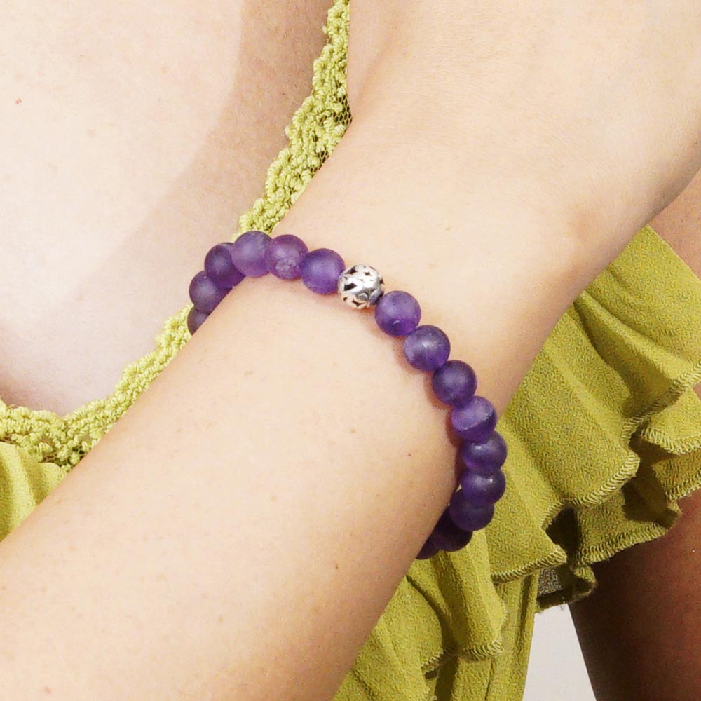 PULSERA ELÁSTICA AMATISTA MATE (8 MM) + DETALLE DE PLATA Y ZINC