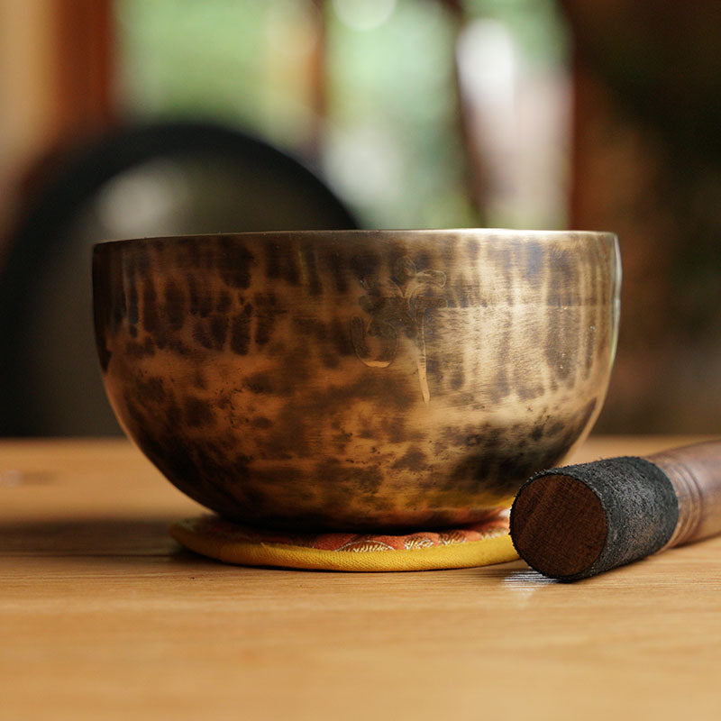 CUENCO TIBETANO DE PERCUSIÓN CLÁSICO (RE# - 14 CM)
