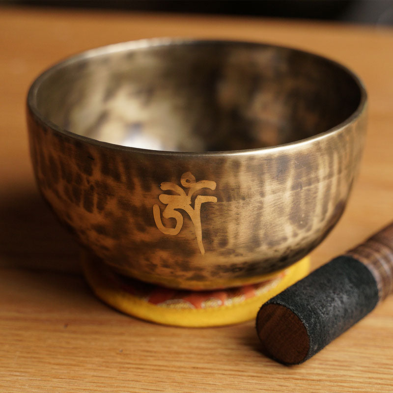 CUENCO TIBETANO DE PERCUSIÓN CLÁSICO (LA - 13,5 CM)