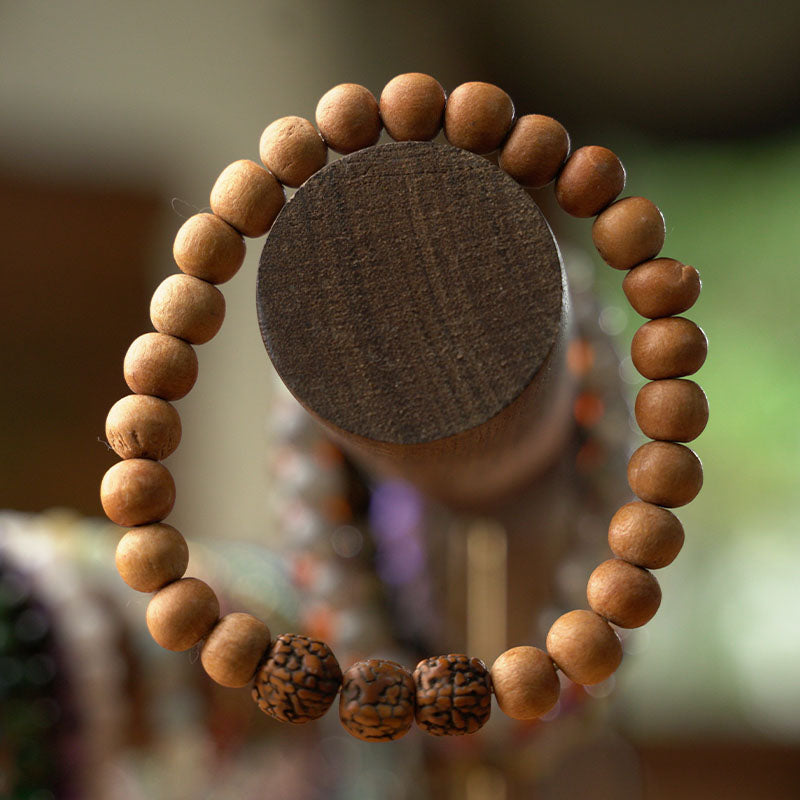 PULSERA ELÁSTICA MADERA Y SEMILLA DE RUDRAKSHA (8 MM)