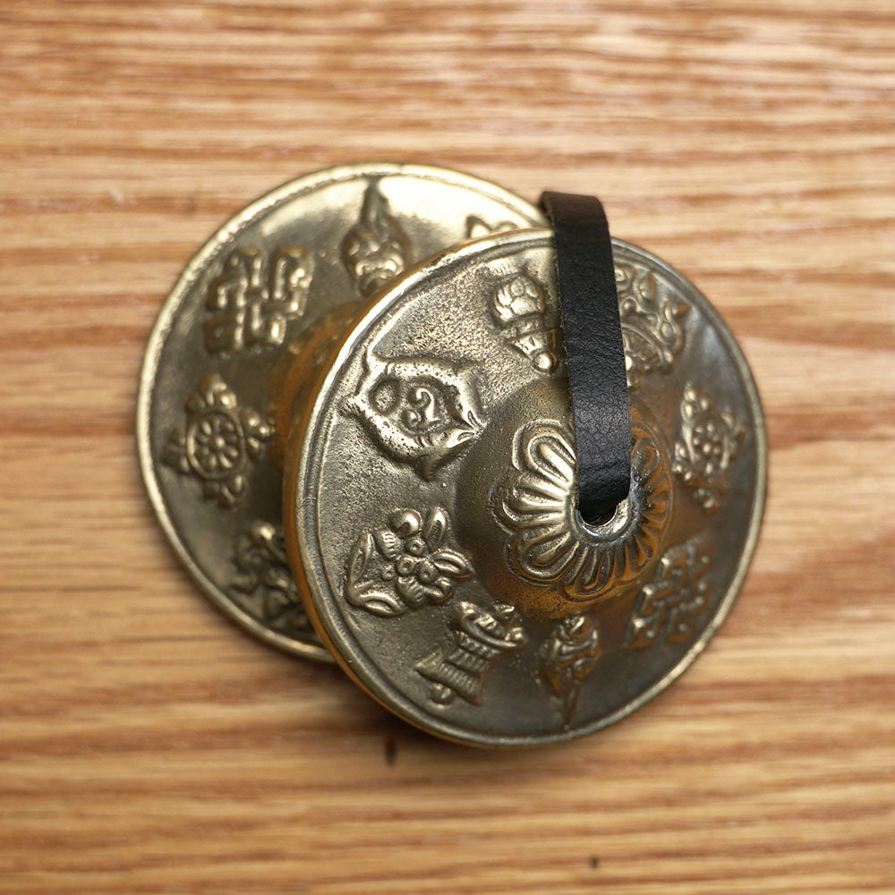 TINGSHA TIBETANA SÍMBOLOS SAGRADOS MEDIANA (7,5 CM)