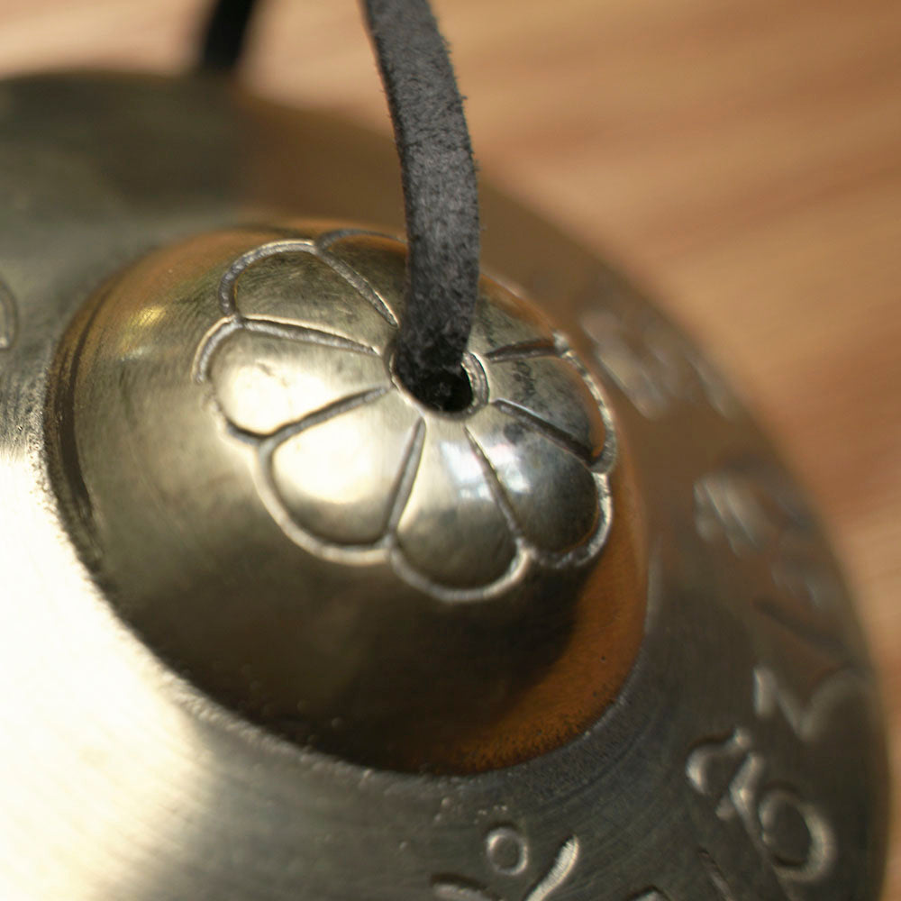 TINGSHA TIBETANA MANTRA SÍMBOLO DE LA FORTUNA PEQUEÑA (7 CM)