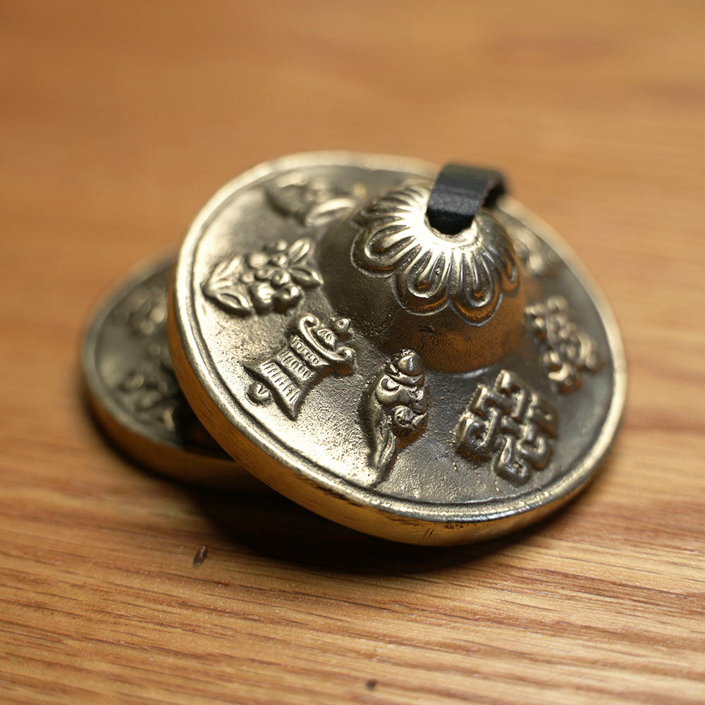 TINGSHA TIBETANA SÍMBOLOS SAGRADOS PEQUEÑA (6,5 CM)