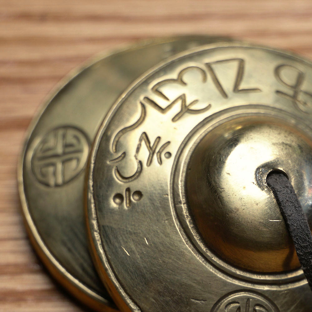 TINGSHA TIBETANA MANTRA SÍMBOLO DE LA FORTUNA MEDIANA (7,5 CM)