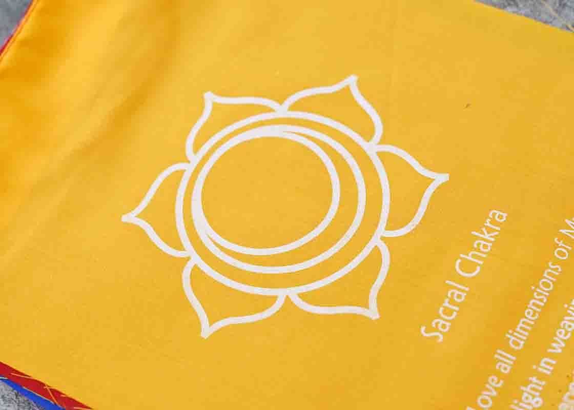 Bandera de los 7 chakras - Cuencos Tibetanos Cuencos Cuencos de Cuarzo Nepal Cuencos Cantores Cuarzos Sonoterapia Japamala Pulseras Banderas de Oracion Tingshas Campanas