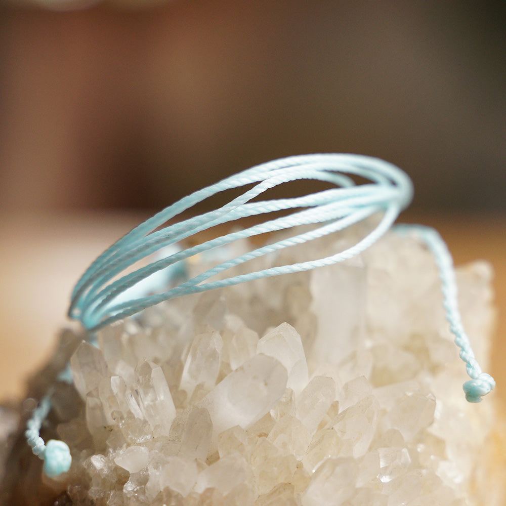 PULSERA AJUSTABLE HILO ENCERADO “COSMICA ORIGINAL CELESTE”