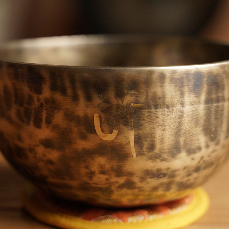 CUENCO TIBETANO DE PERCUSIÓN CLÁSICO (RE# - 16 CM)