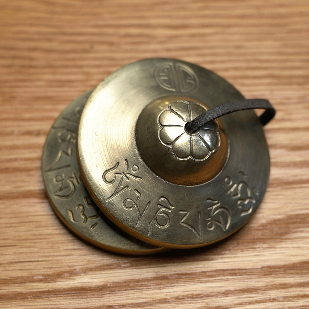 TINGSHA TIBETANA MANTRA SÍMBOLO DE LA FORTUNA PEQUEÑA (7 CM)