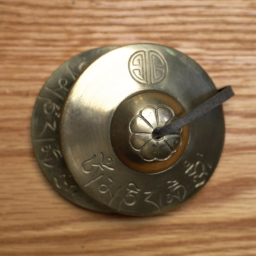 TINGSHA TIBETANA MANTRA SÍMBOLO DE LA FORTUNA PEQUEÑA (7 CM)