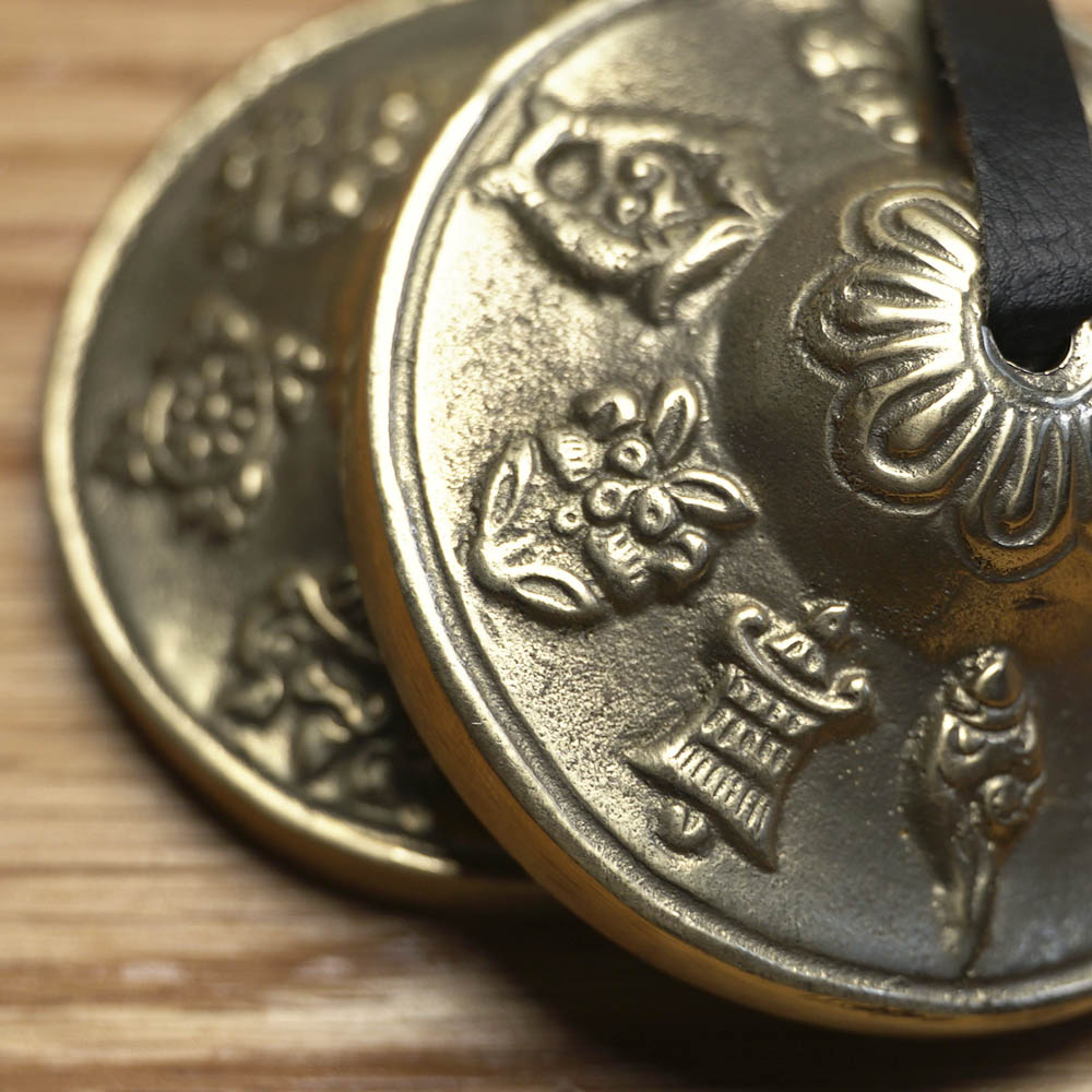 TINGSHA TIBETANA SÍMBOLOS SAGRADOS PEQUEÑA (6,5 CM)