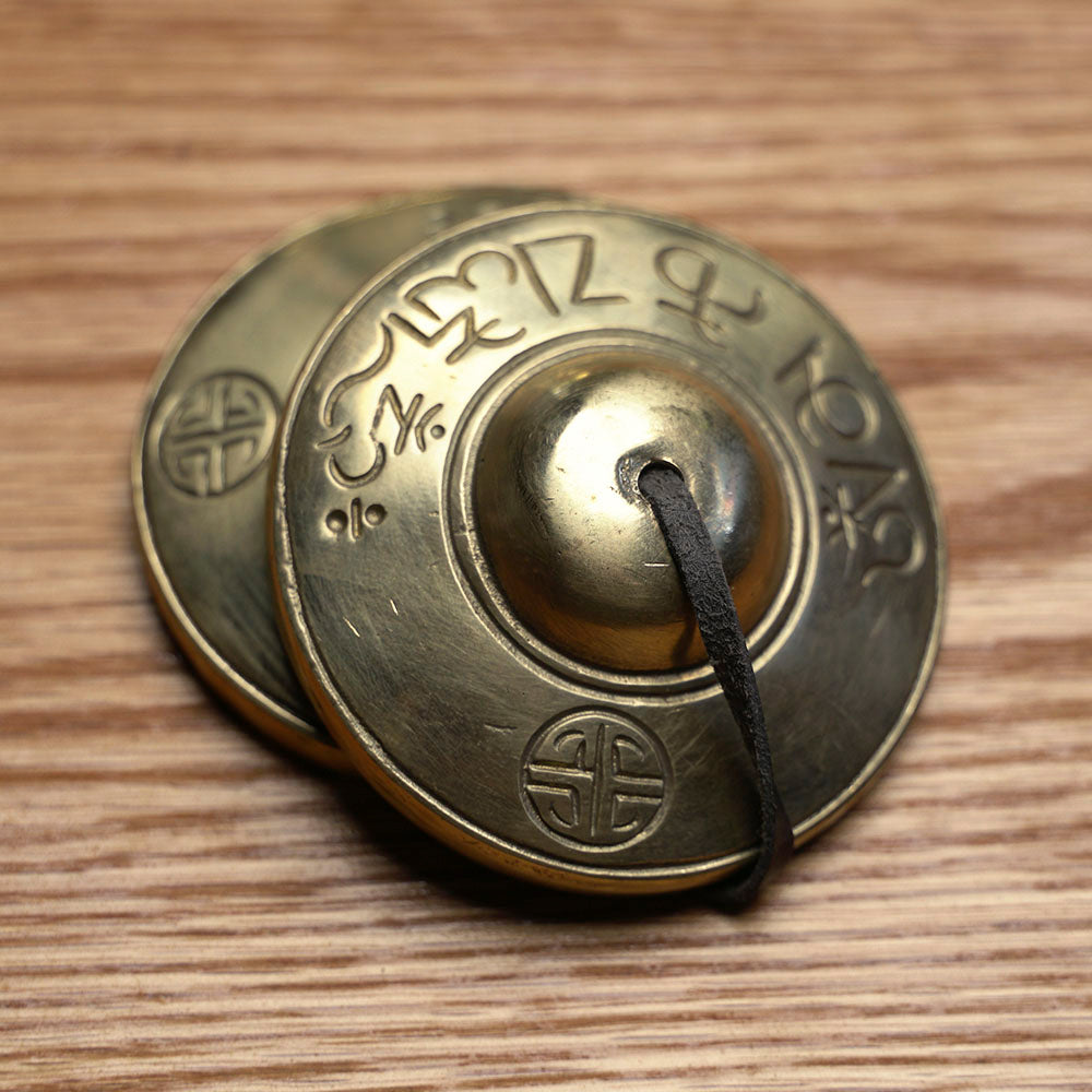 TINGSHA TIBETANA MANTRA SÍMBOLO DE LA FORTUNA MEDIANA (7,5 CM)