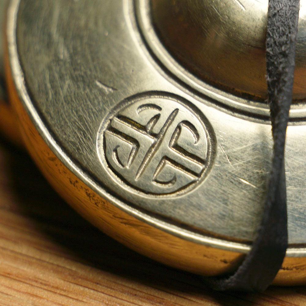 TINGSHA TIBETANA MANTRA SÍMBOLO DE LA FORTUNA MEDIANA (7,5 CM)