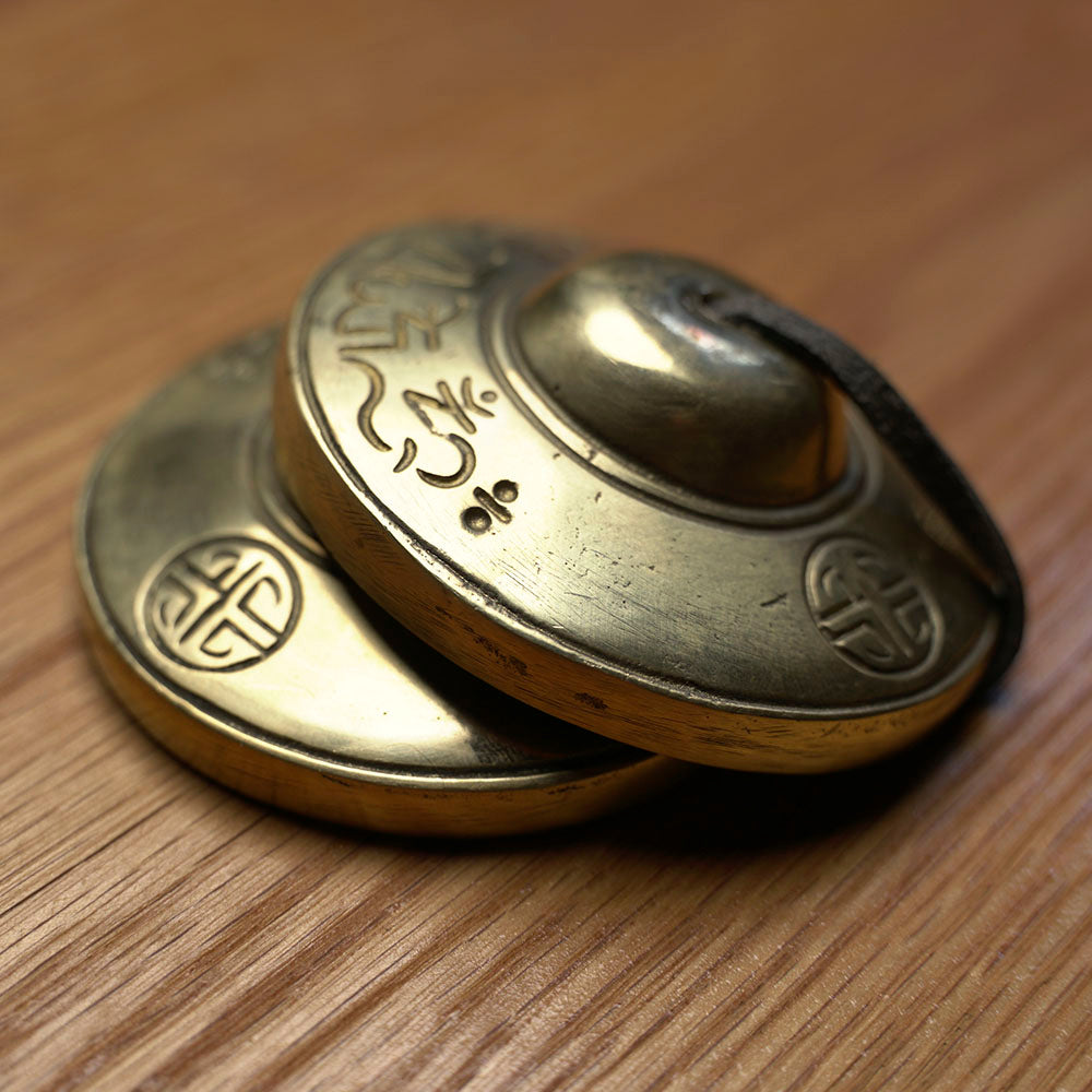 TINGSHA TIBETANA MANTRA SÍMBOLO DE LA FORTUNA MEDIANA (7,5 CM)