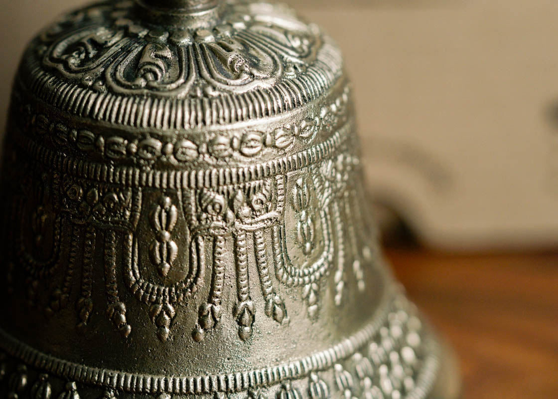 Campana Tibetana (L) - Cuencos Tibetanos Cuencos Cuencos de Cuarzo Nepal Cuencos Cantores Cuarzos Sonoterapia Japamala Pulseras Banderas de Oracion Tingshas Campanas